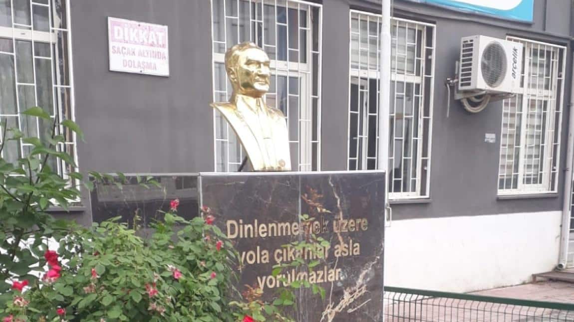 Okul bahçemizdeki yıpranmış alanlar boyandı