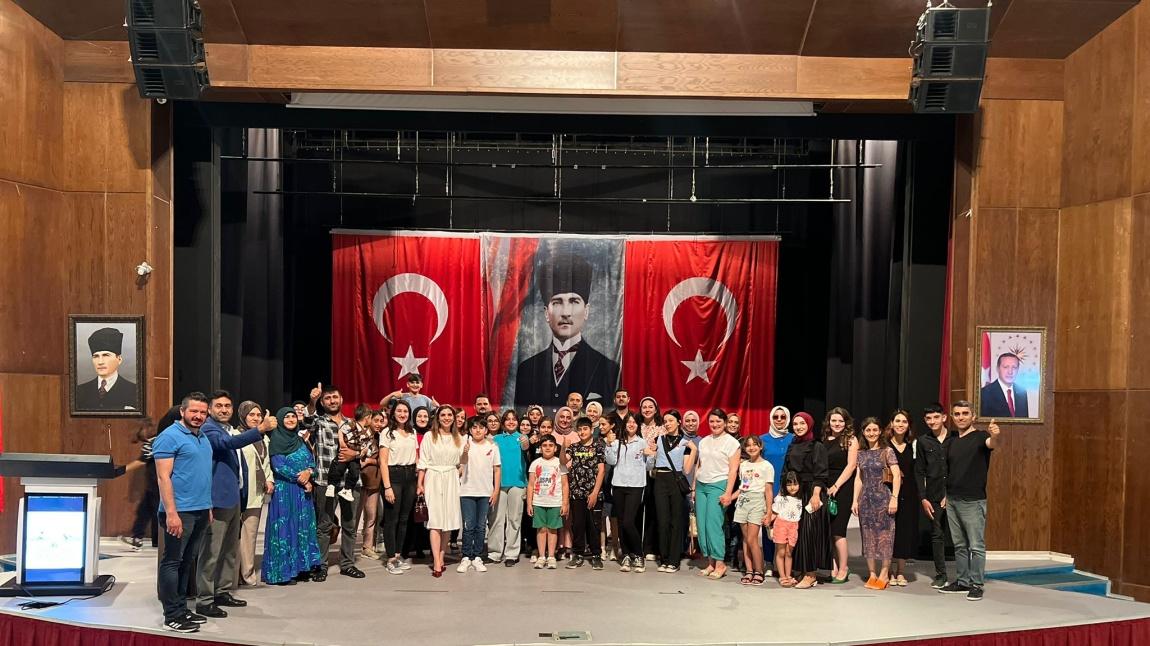 Okullar arası Fatih Sultan Mehmet konulu kompozisyon yarışması ve Madde bağımlılığı konulu resim yarışmasına katıldık 
